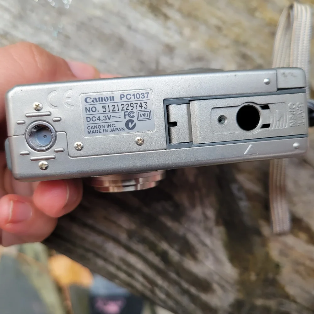 Canon PowerShot S230 3.2 Digital Camera Silver FOR PARTS ONLY Untested